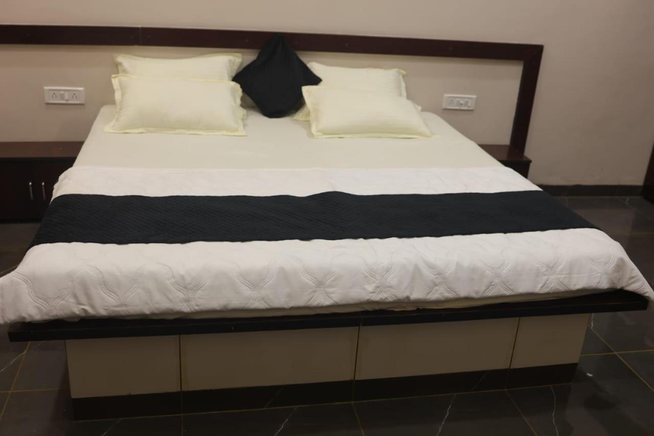 Navkar Palace Hotel & Resort, Sanawad 外观 照片