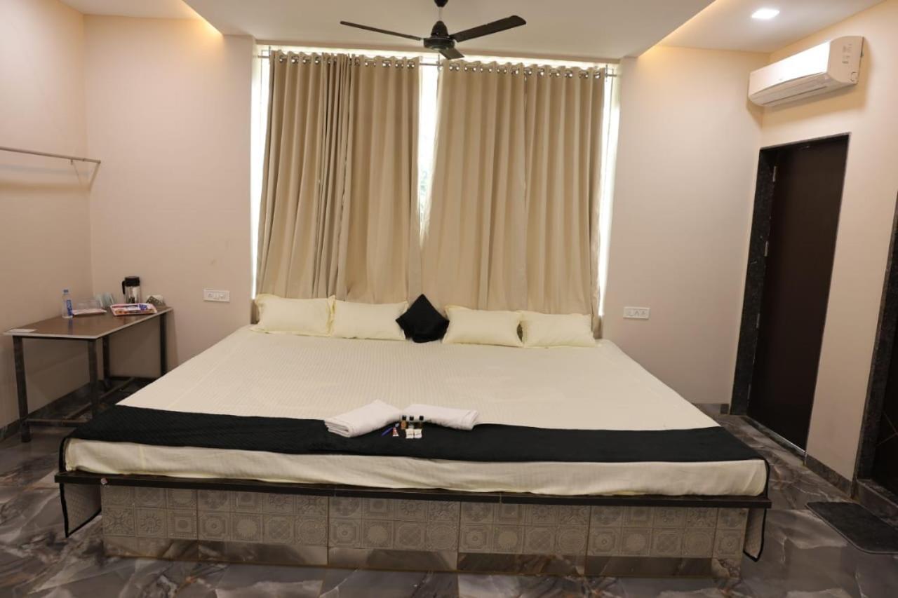Navkar Palace Hotel & Resort, Sanawad 外观 照片